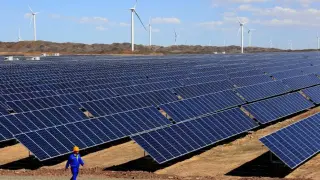 Близкият изток взриви света с "луд" мегапроект: ОАЕ строят най-голямата соларна централа на планетата