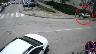 Безумие в Хасково: Заснеха шофьор да се движи по тротоар Видео