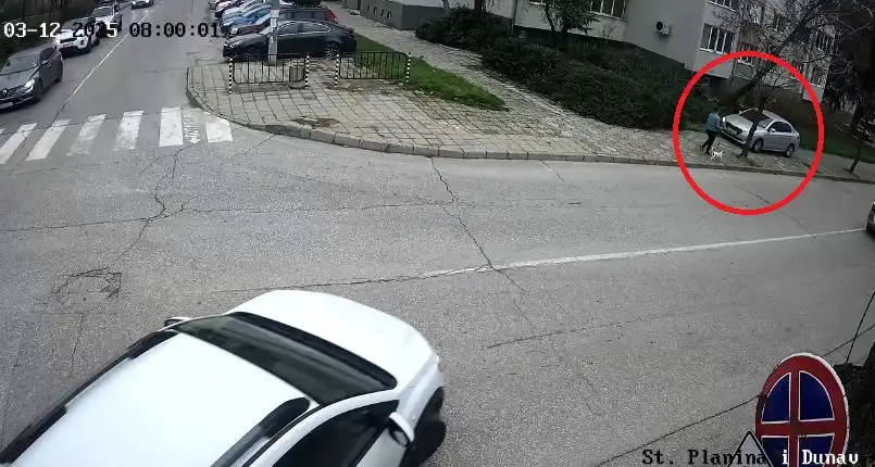 Безумие в Хасково: Заснеха шофьор да се движи по тротоар Видео