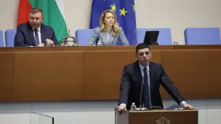 Ивайло Мирчев счупи нагломера от трибуната в НС - полицията организирала погромите в София БЛИЦ Live