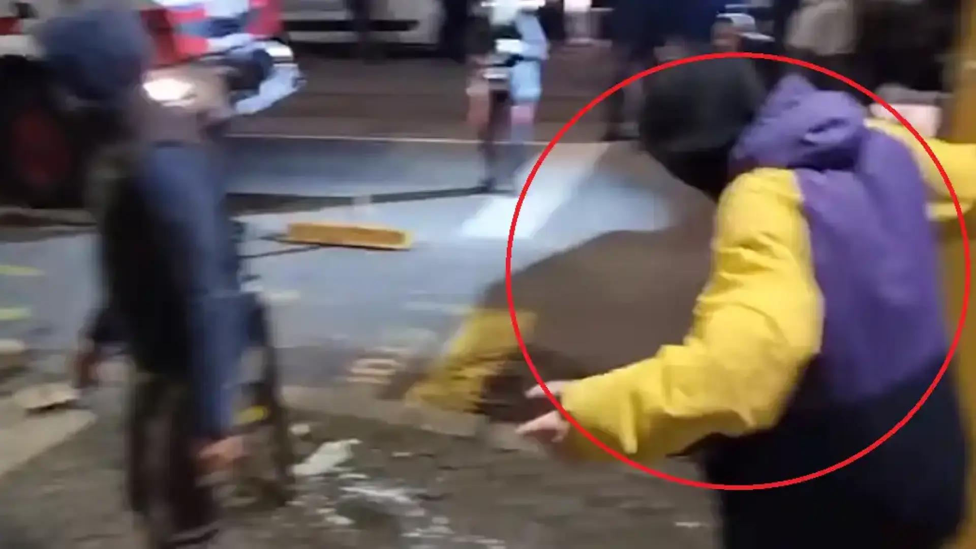 Изкупителна жертва ли? Видео улови какви ги върши на протеста младежът, който Белобрадова брани от трибуната на НС