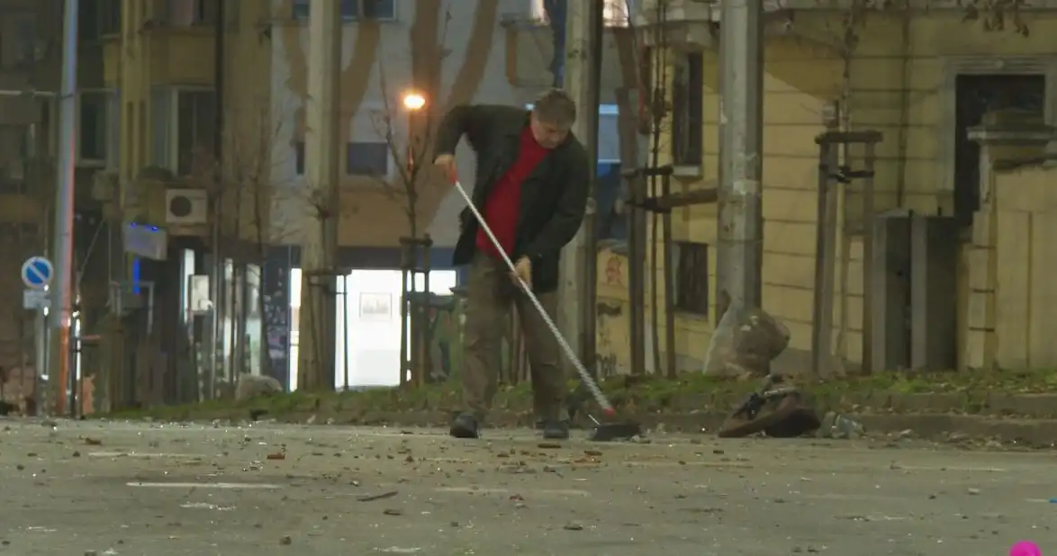 Срамувам се за тях: Къщата на Иван стана щит между полиция и провокатори в сърцето на София Видео