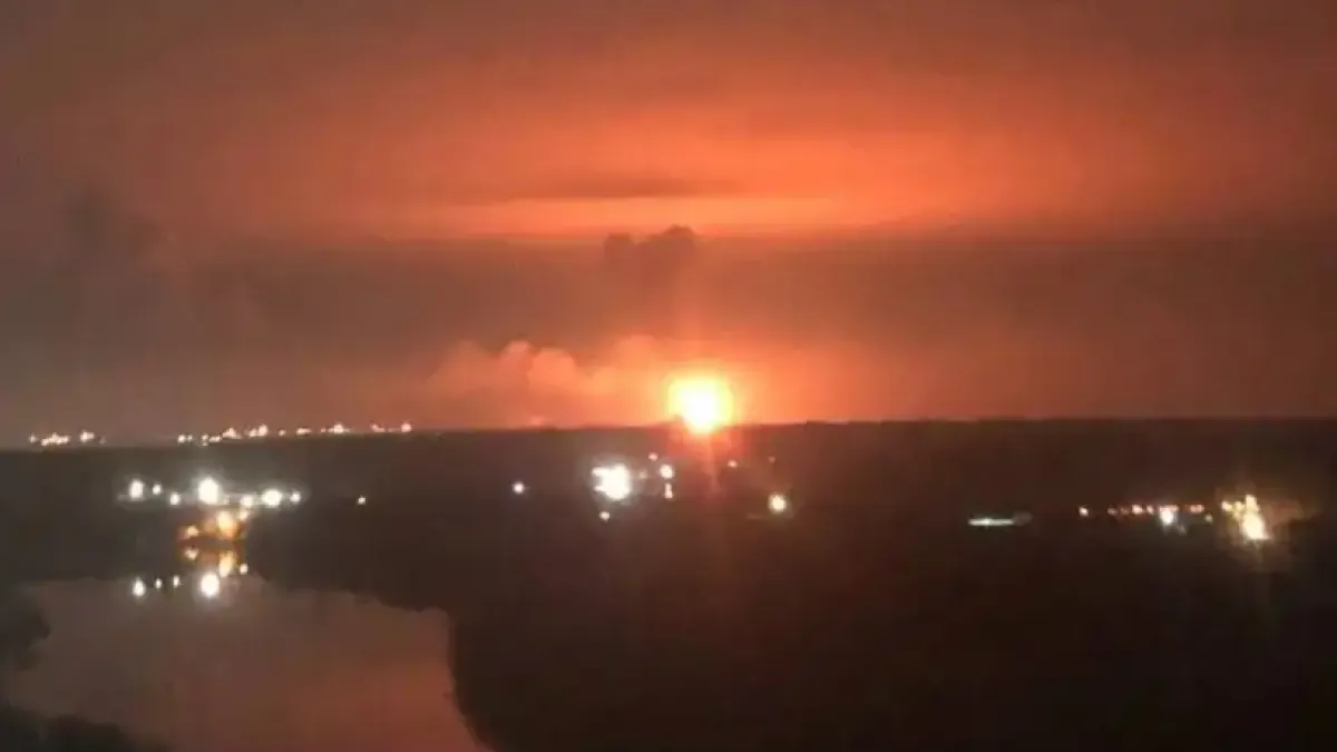 Взривове и пожари в Русия, атакувани са нефтен завод и морско пристанище Видео