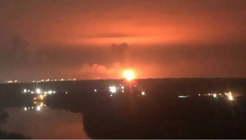 Взривове и пожари в Русия, атакувани са нефтен завод и морско пристанище Видео