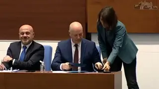 Летящата Козила с нова изцепка в парламента, опита да изненада Желязков, но...