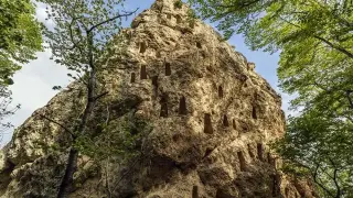 Тайнствен феномен в Родопите: над 500 ниши, които никой не може да разчете
