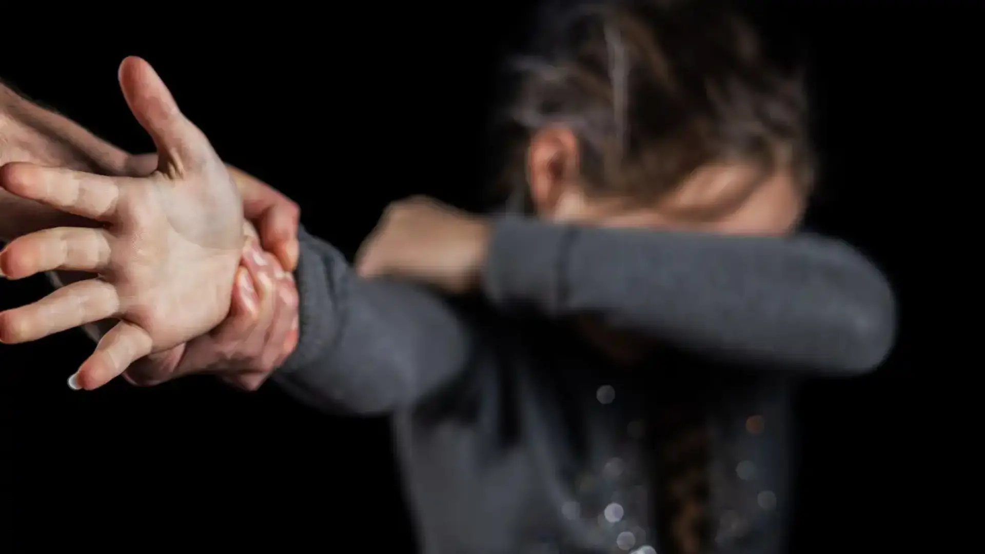 Педофил подмами с лакомства деца в Лом, накара ги да гледат как лъска бастуна