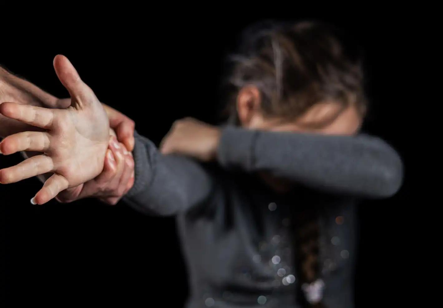 Педофил подмами с лакомства деца в Лом, накара ги да гледат как лъска бастуна