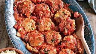 Експлозия от вкус: Сочни рибни кюфтенца с ароматен сос