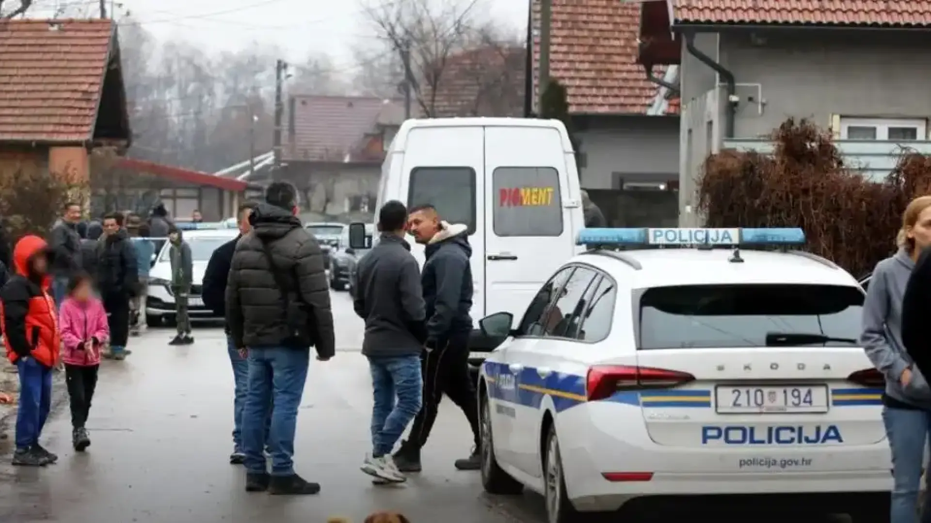 Касапница! Мъж уби бременната си жена, а сестра ѝ... Снимки