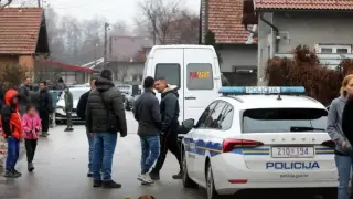 Касапница! Мъж уби бременната си жена, а сестра ѝ... Снимки