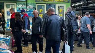 Страшни опашки се извиха на известен рибен пазар, мераклиите да побързат Снимки