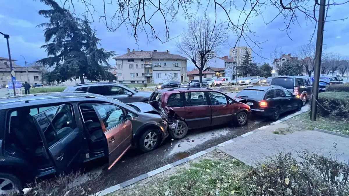 Зверско меле с няколко коли в Казанлък, хвърчат линейки Снимки