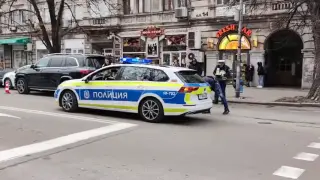 Жена с "Мерцедес" помете пешеходец в Русе, после се заби във... Видео