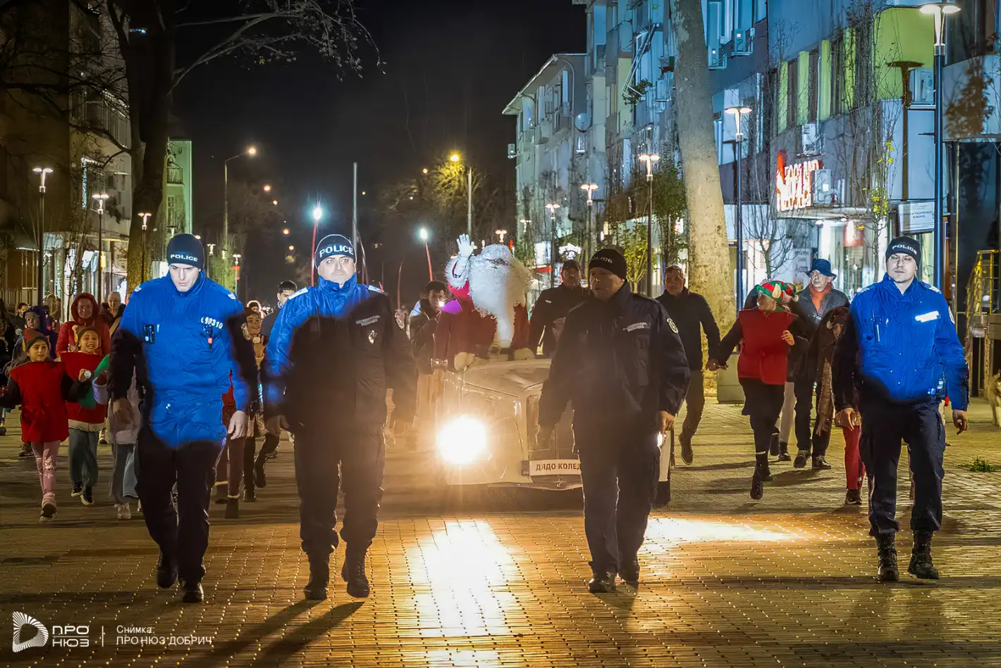 Центърът на Добрич почерня от народ и полиция Снимки