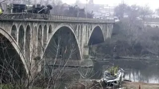Жестока катастрофа с 18 жертви на моста-убиец край Бяла: Пълен автобус пада в Янтра след удар от камион