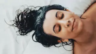 Спрете веднага! Този невинен навик съсипва косата и здравето ви