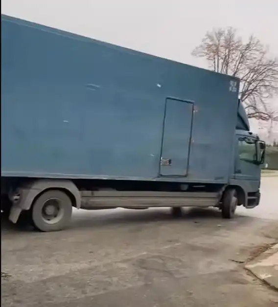 Шофьор на камион спря като арабин за кафе и взриви мрежата Снимки