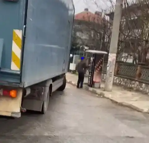 Шофьор на камион спря като арабин за кафе и взриви мрежата Снимки