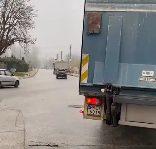 Шофьор на камион спря като арабин за кафе и взриви мрежата Снимки