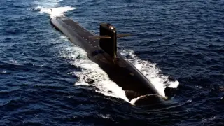 Опасна ситуация над френска база с ядрени подводници
