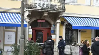 Неописуем ужас: Млада жена лежи в кръв на стълбите на площада, а в кафенето наблизо... Видео 18+