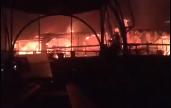 Огнен ад в нощен клуб уби над 20 души, брутално видео показва началото на ужаса