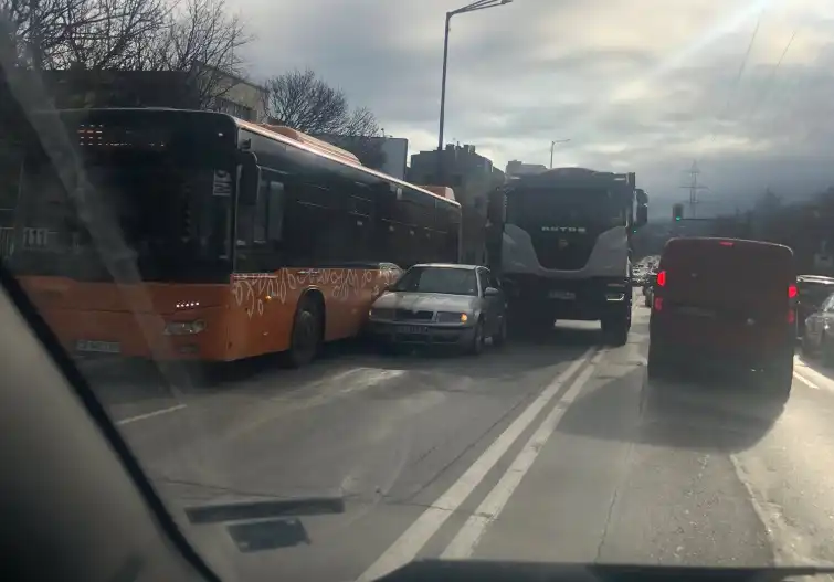 Страшен сакатлък в София, кола е на сандвич - намесиха Диана Габровска Снимки