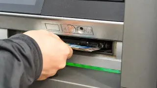 Важно! Само тези  3 банки ще приемат левове след 1 януари през банкомат