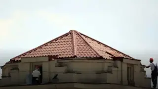 Такава катастрофа не сте виждали! Кола се заби в покрив на къща в Сърбия Видео