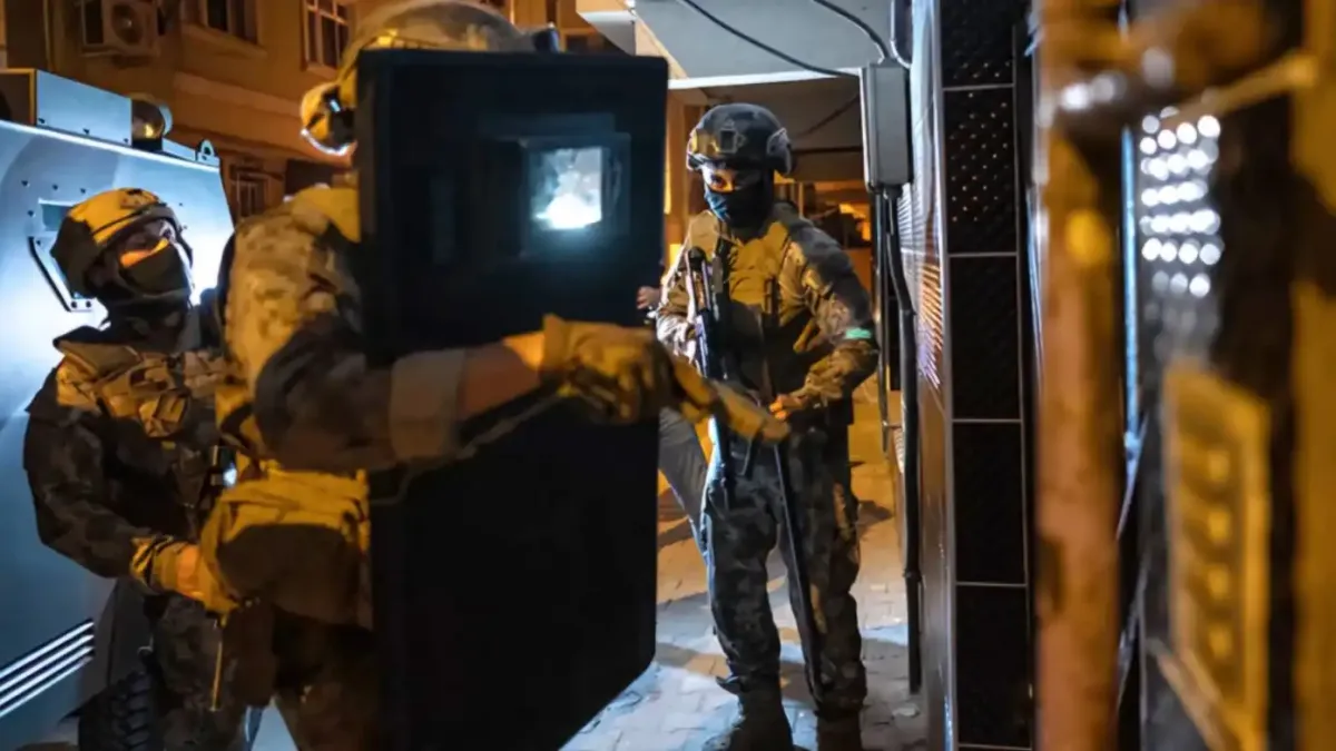 Война в Истанбул: Наркодилъри откриха огън по полицията, елитен командос загина