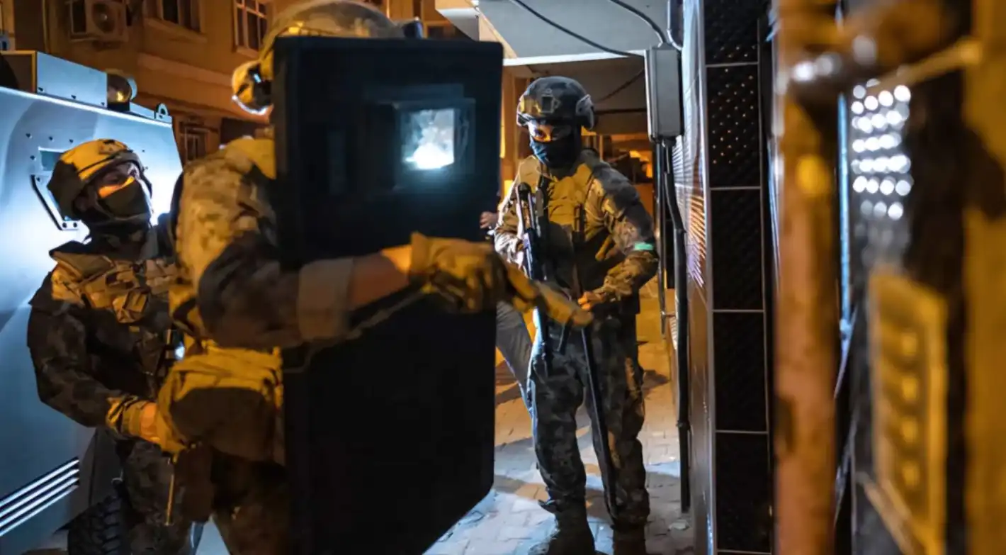Война в Истанбул: Наркодилъри откриха огън по полицията, елитен командос загина