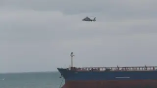 Хеликоптер „Пантер“ в действие: още моряци спасени от ударения „Кайрос“ Снимки
