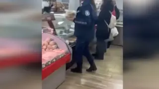Скандално в Русе: Патрулка на буркани чака красива полицайка да си напазарува Видео