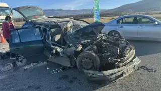 Ад на АМ "Струма" - кола е на пастет, през няколко километра катастрофа
