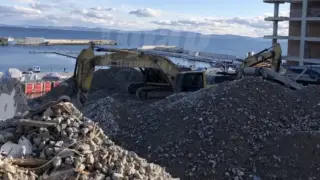 Сринаха до основи легендарен хотел от соца, гордост за цял град на морето Снимки