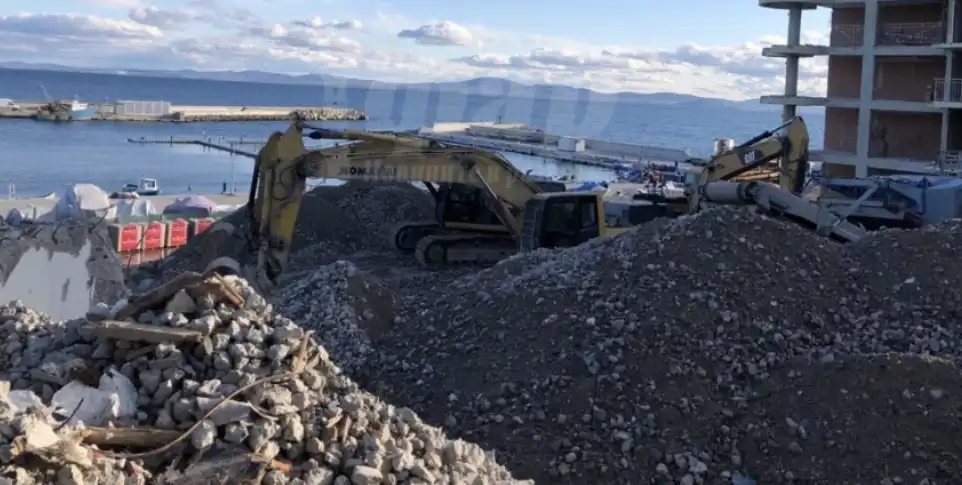 Сринаха до основи легендарен хотел от соца, гордост за цял град на морето Снимки