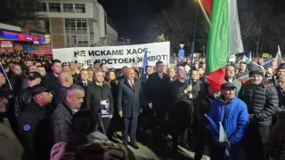 С огромно българско знаме посрещнаха лидерите на ДПС-Ново начало в Кърджали Снимки