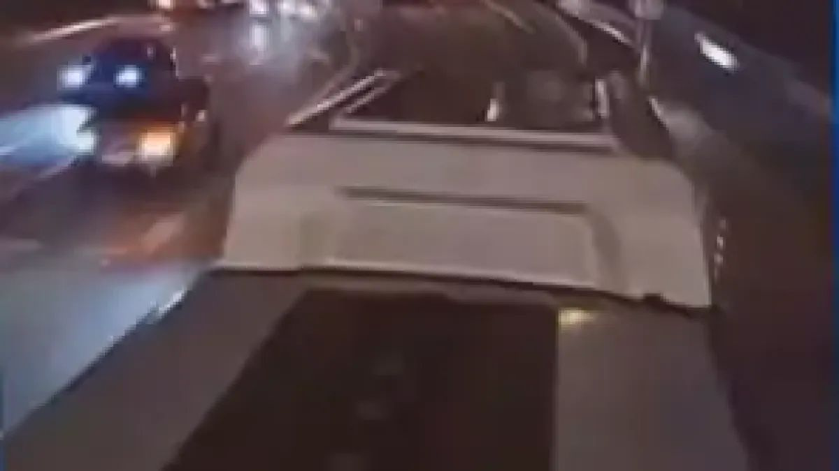 Мъж се вози върху автобус от градския в София Видео