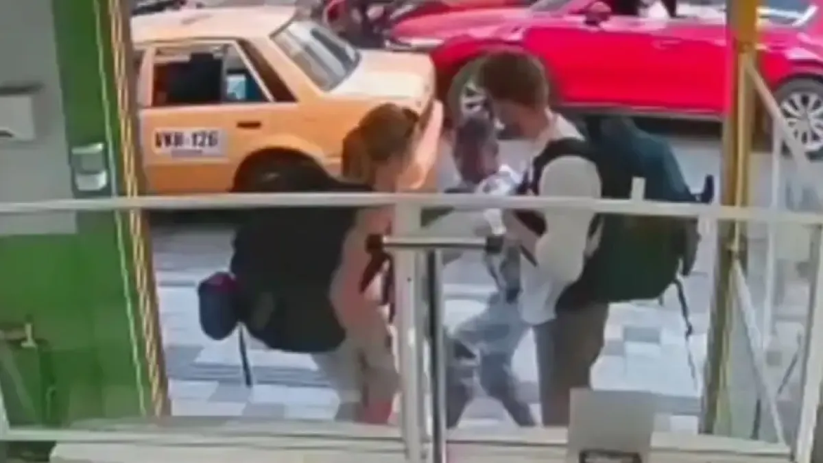 Бандит се опита да обере момиче на улицата, намесиха се минувачи Видео