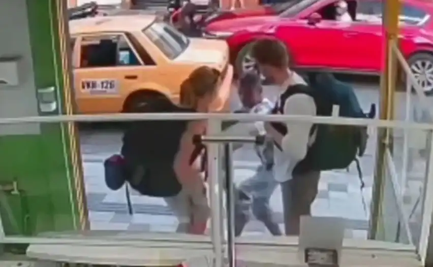 Бандит се опита да обере момиче на улицата, намесиха се минувачи Видео