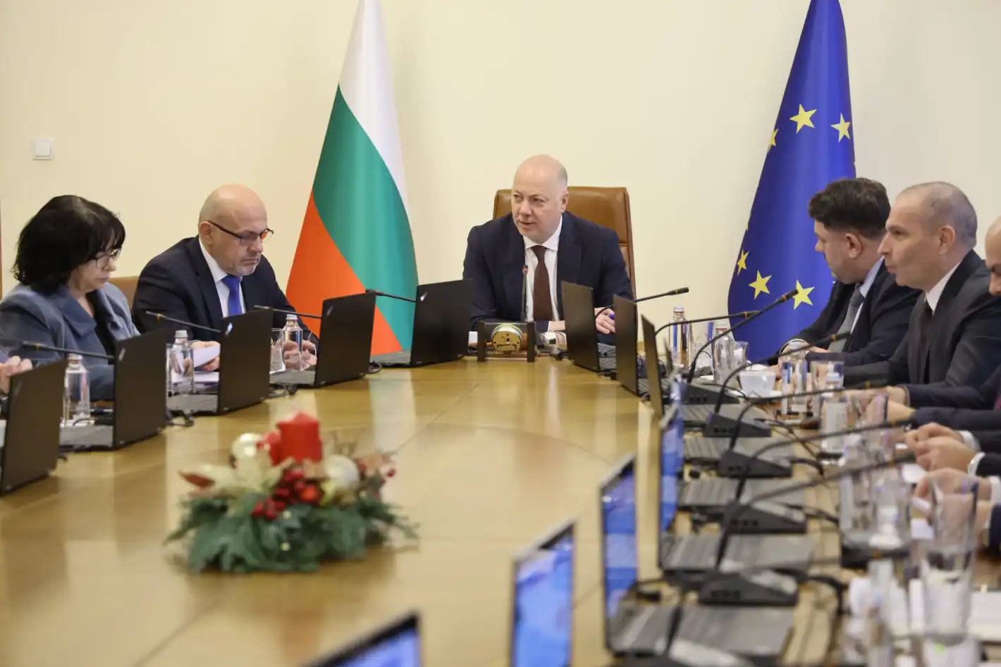 Правителството в оставка със спешен ход