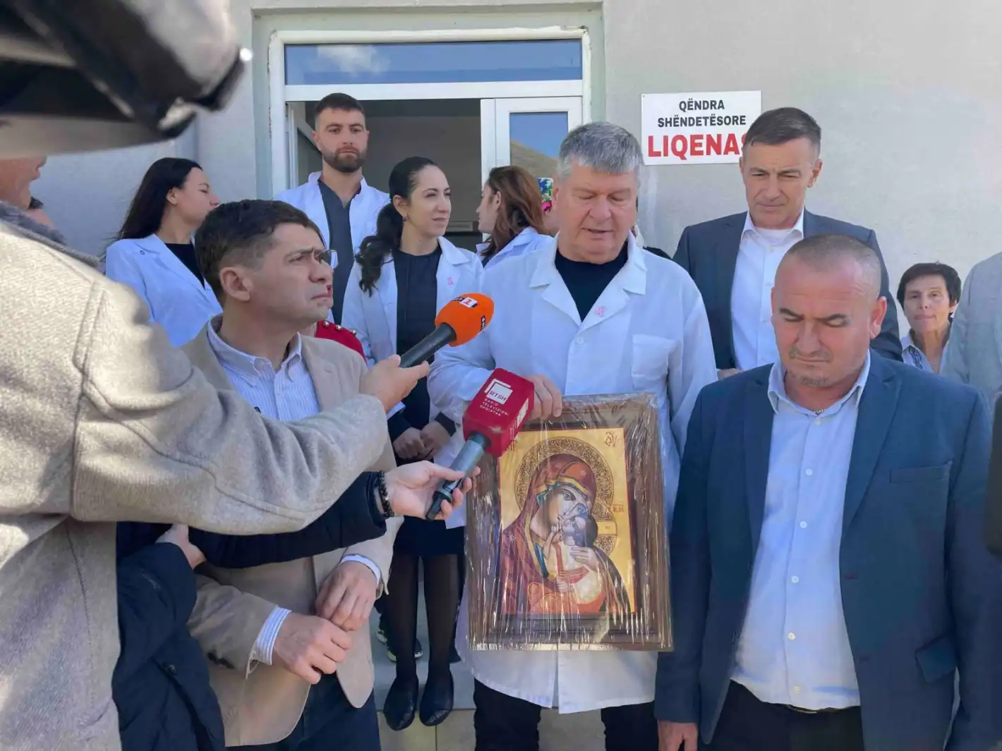 Между две родини: Лекари от Мала Преспа, завършили в България, се завърнаха да лекуват сънародниците си в Албания