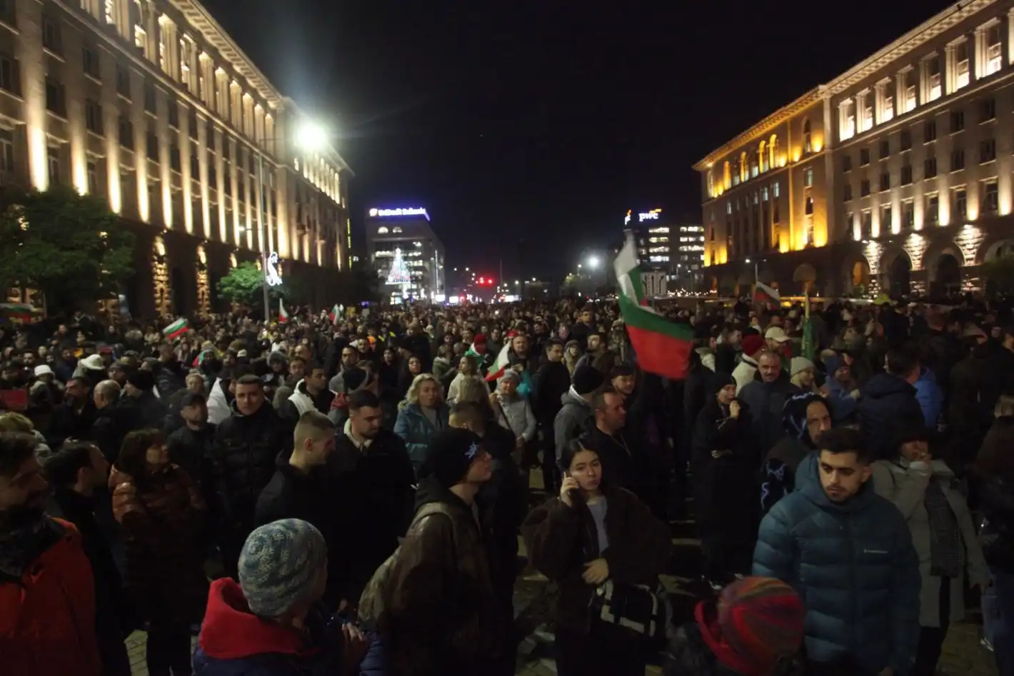 Започна се: Задържаха 9 души с нож и бомбички на протеста, пак блокада на метрото!