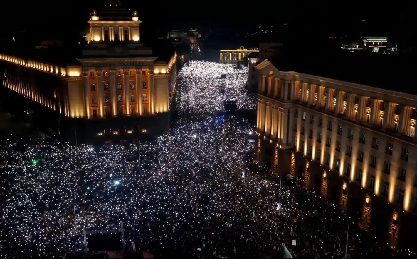 Светлини пронизаха сърцето на София на протеста Снимки