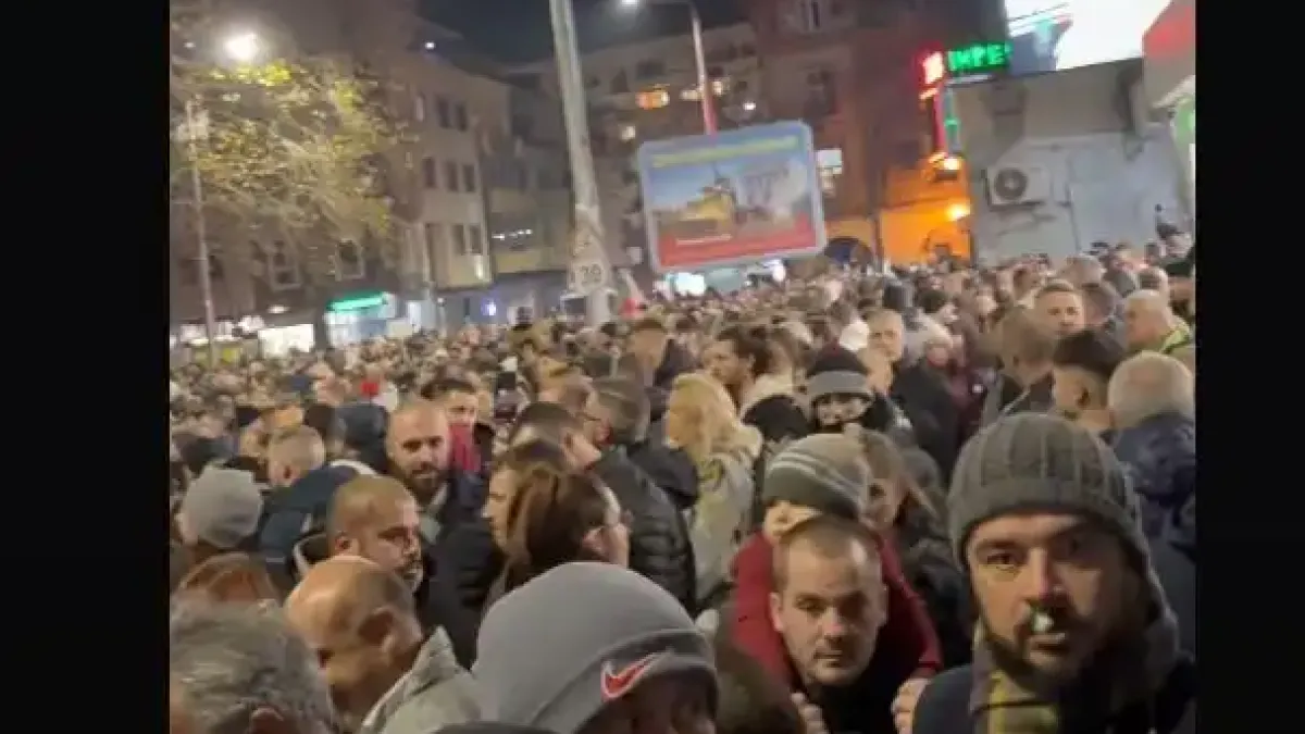Ехтят гърмежи! Протестите в градовете преминаха в шествия