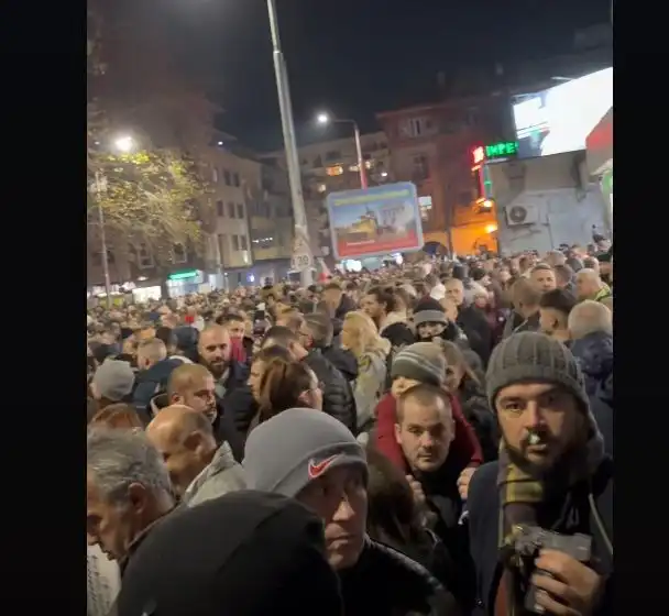 Ехтят гърмежи! Протестите в градовете преминаха в шествия
