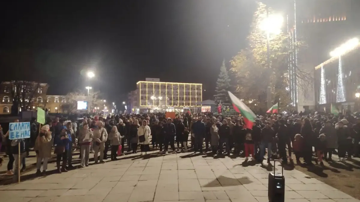 Протестът в Габрово се разцепи, пепейци се изпокараха с...