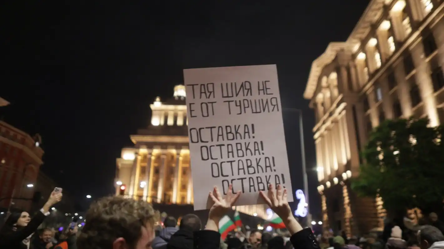 Напрежението расте: Задържаха двама с крупни суми на протеста, плъзнаха провокатори Снимки