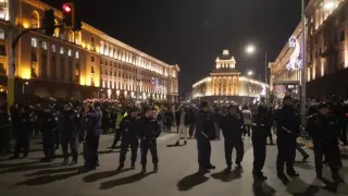 Напрежението расте: Задържаха двама с крупни суми на протеста, плъзнаха провокатори Снимки